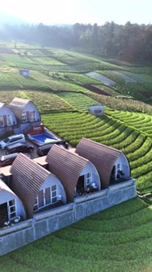 Complexe de glamping et champs agricoles traditionnels à Tawangmangu, sur le mont Lawu.