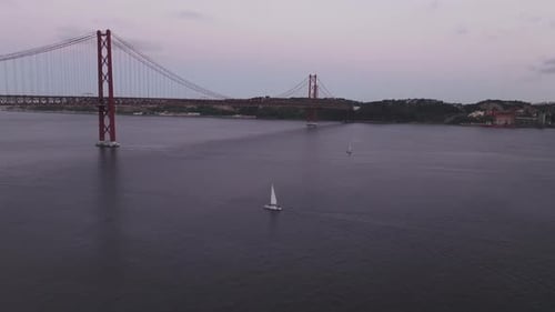 Plans aériens du 25e pont, un pont rouge reliant la ville de Lisbonne à l'Alameda Portugal