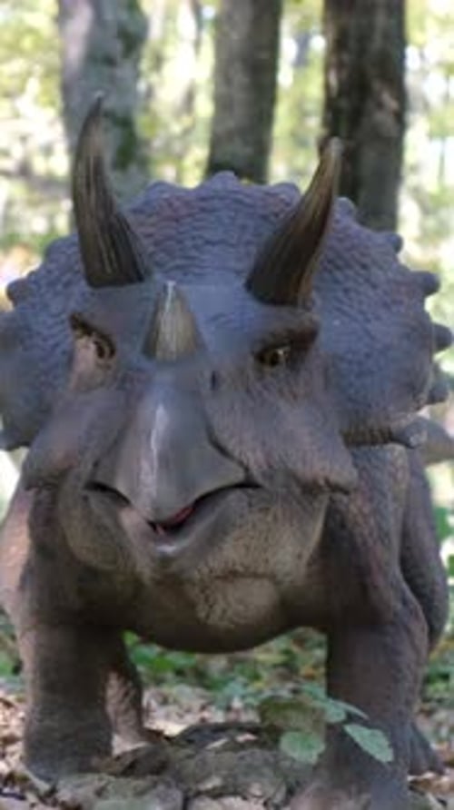 Raubdinosaurier Ein Modell eines gehörnten Dinosauriers, der mitten im Wald jagt