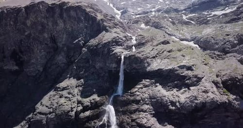 Vue aérienne de la grande cascade suisse dans les Alpes à Lenk, Suisse