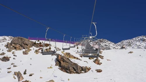 Telesilla de esquí con vistas a la cima y las laderas