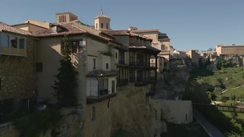 Casas colgadas de Cuenca. Vista aérea de casas medievales junto a un acantilado. Casas colgadas. Cuenca. Sp
