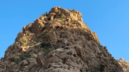 Portrait d'une montagne rocheuse avec une flore et des espèces d'oiseaux, un environnement écosystémique merveilleux en Iran