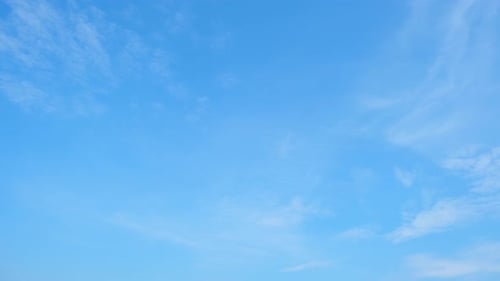 Flauschige Wolken, die sich im Zeitraffer am blauen Himmel bewegen