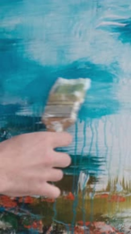 Der Künstler kreiert ein abstraktes Gemälde in einem Kunststudio auf grauem Hintergrund Vertikales Video
