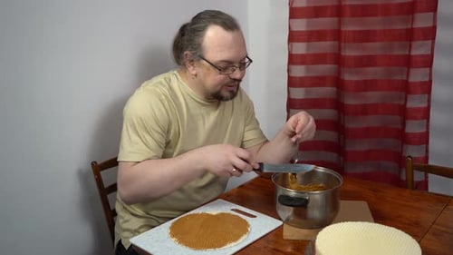 Tortas para untar obleas con leche condensada, pastel simple, comida dulce, crema para untar manos con cuchillo