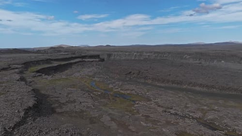 Luftaufnahme der zerklüfteten Vulkanlandschaft und des Canyons in Island