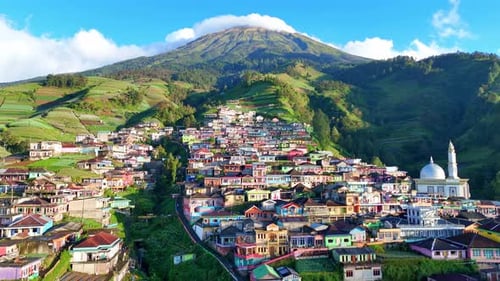 Malerische Drohnenaufnahme eines farbenfrohen Bergdorfs, das als Nepal van Java bekannt ist.