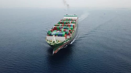 Gran buque portacontenedores cargado que navega por mar abierto