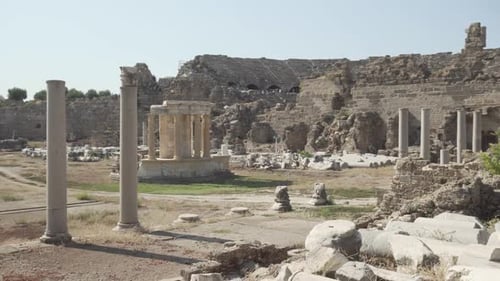 Impresionantes ruinas del ágora comercial de Side, Turquía