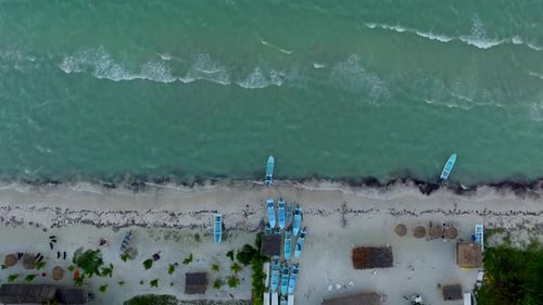 Vue aérienne d'une plage et de bateaux à Holbox