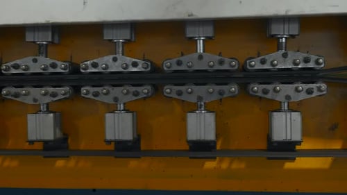 Einzelheiten der Anlage zur Herstellung von Elektrokabeln. Kreativ. Dämmmaschine bei der Arbeit
.