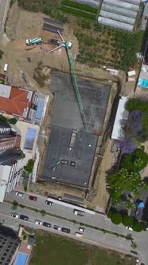 Vídeo vertical La construcción de alta calidad captura a equipos expertos doblando barras de refuerzo y vertiendo hormigón