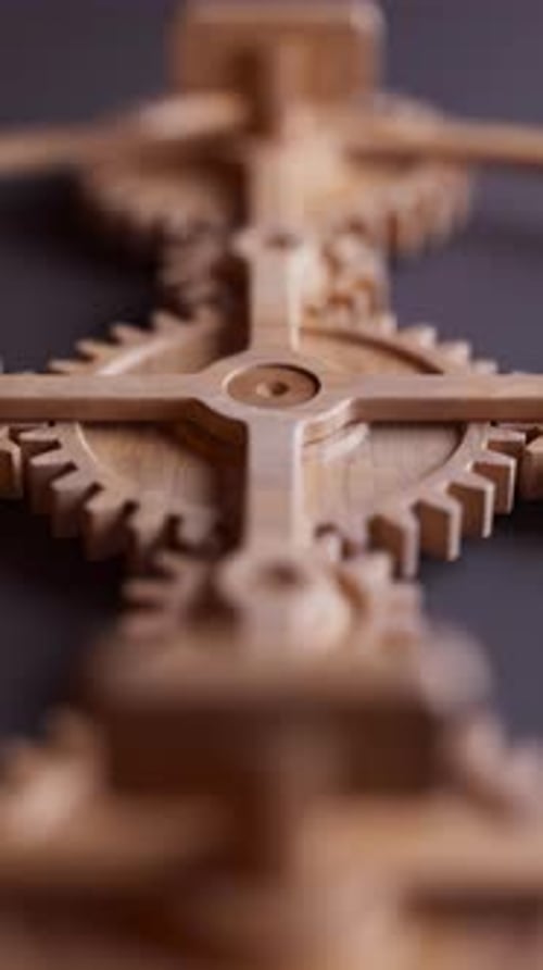 Animation en boucle d'une construction mécanique composée d'engrenages en bois.