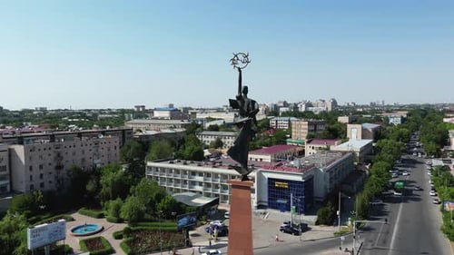 Vue par drone du monument et du paysage urbain de la Terre mère (Zher Ana), Shymkent, Kazakhstan