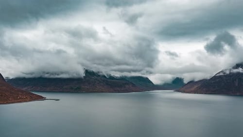Dramatisch Wolkenlandschaft über dem dunkelblauen Meer, dicke weiße Wolken, die sich bilden, bewegen und verschwinden. Mou