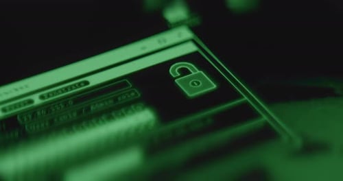 Interface digital com um ícone de cadeado verde aberto: hackeamento de senhas