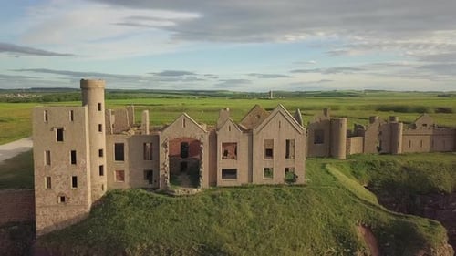 Luftaufnahme einer Slains Castle Ruine bei Sonnenaufgang, Aberdeenshire, Schottland
