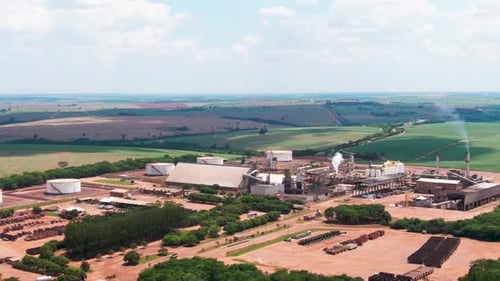 Zumbido: paisaje aéreo de edificios de fábricas de plantas de etanol de caña de azúcar