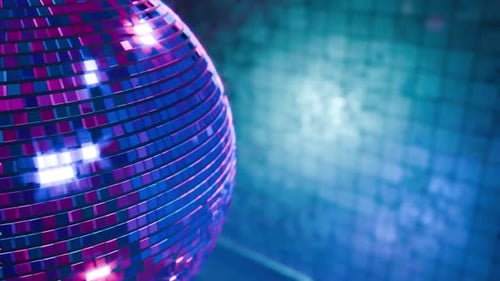Animación retro. Estilo disco. Luces brillantes. Animación 3D en bucle de la rotación de una bola de discoteca
.