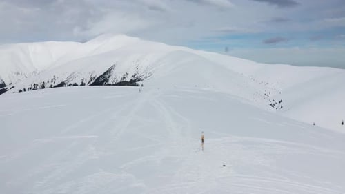 Pistes enneigées avec skieurs à Papusa Peak, montagnes Iezer-Papusa, Arges, Roumanie, plan large