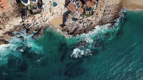 Imágenes de Zumbidos de olas y un centro turístico que bordea la costa de Cabo San Lucas