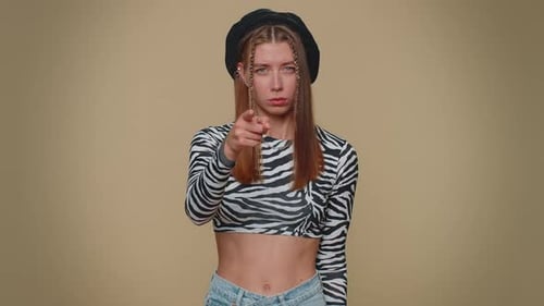 Hübsches Mädchen, das aufgeregt lächelt und in die Kamera zeigt und einen glücklichen Gewinner auswählt, was auf dich hinweist