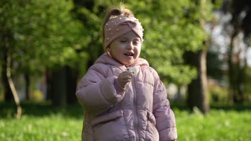 Petite fille mignonne cueille des fleurs au printemps