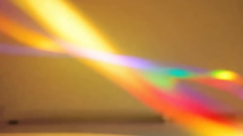 Abstrakte Regenbogenlichtspuren mit Bewegungsunschärfe-Hintergrund