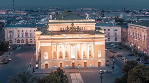 Nachtbeleuchtetes Theater, Antenne
