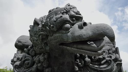 Statue de Garuda Head en gros plan dans le parc Garuda Wisnu Kencana GWK Bali