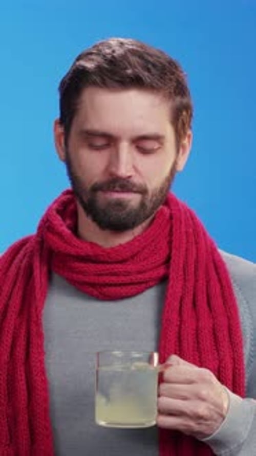 Um homem confiante com barba e um lenço vermelho elegante segurando uma caneca quente na mão