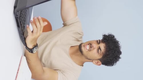 Vertical video of The man who got angry at what he saw on the laptop.