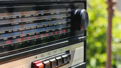 Altes Retro-AM-FM-Radio mit Röhren, Handwechselstation, Glühbirne, Vintage-Musikplayer