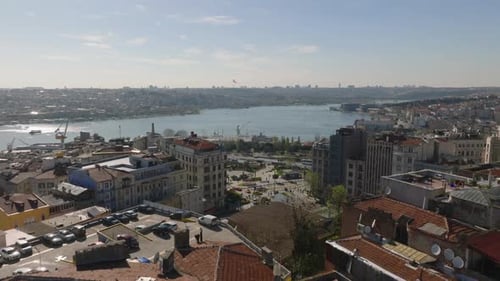 Les attaquants survolent un bâtiment dans la circulation urbaine de la ville le long de Wide River or Bay Istanbul