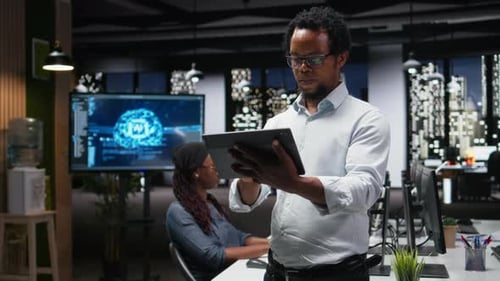 Programmierer in Office entwickelt App mithilfe von Tablet-Schreibcode