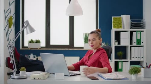 Chef de projet travaillant avec des graphiques de données et des statistiques
