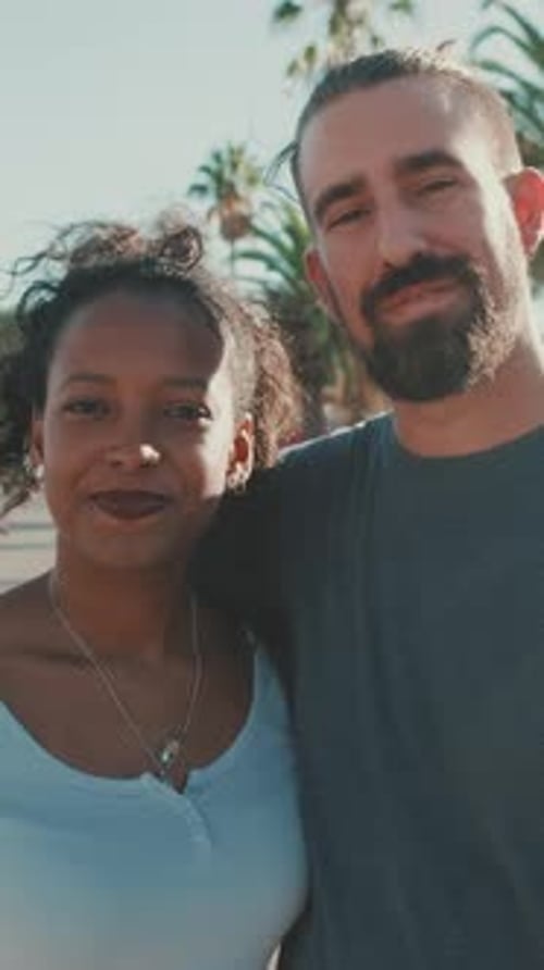 Primer plano de pareja interracial sonriente enamorada