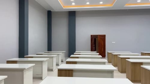 Universidad con aula vacía