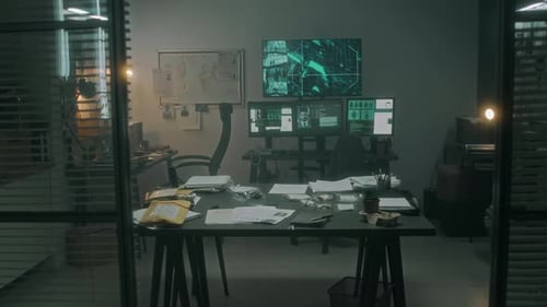 Écrans de surveillance, cartes de la criminalité et preuves au bureau des détectives