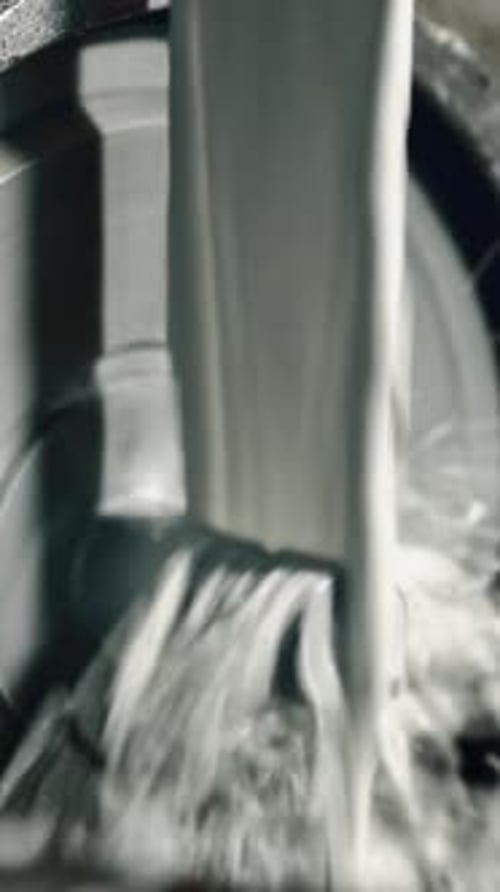 Corte de precisión de varillas de acero mediante sierra metálica industrial