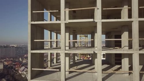 Vista aérea del marco de concreto de un edificio de apartamentos alto en construcción en una ciudad