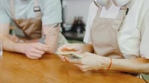 Los artesanos preparan ingredientes frescos de alta calidad en una cocina ajetreada, mostrando su pasión por la comida
