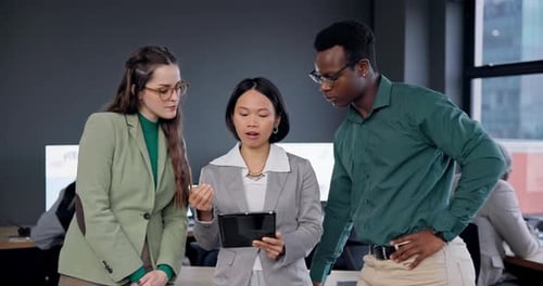 Empresários, tablet e aconselhamento com equipe corporativa no escritório para o processo da empresa