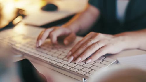 Mãos, teclado e digitação de um e-mail ou relatório na mesa, site e pesquisa on-line para proposta