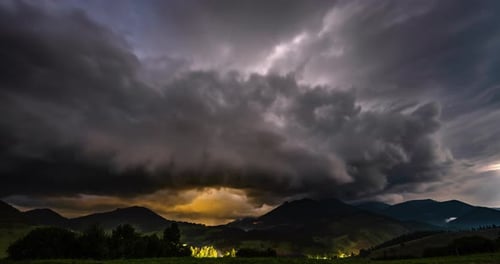 Nuvens tempestuosas dramáticas se movendo na natureza das montanhas na noite de verão Time Lapse