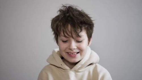 Lustiger Teenager, der Spaß hat, Gesichter macht, vor der Kamera herumalbern. Junge zeigt Zunge.