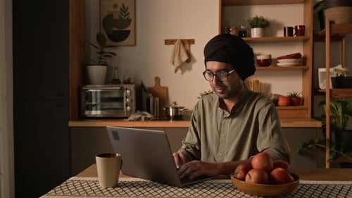 Un travailleur indépendant indien codant sur un ordinateur portable à la maison
