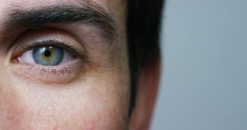 perfektes blaues Augenmakro in einer sterilen Umgebung und perfektes Sehen in Auflösung 6k, Konzept, das