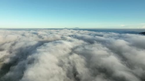 Vue aérienne au-dessus des nuages et des montagnes au lever du soleil